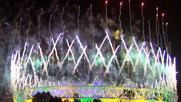 Тысячи фейерверков озарили небо Лондона в ночь закрытия Олимпийских игр