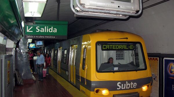 Поезд метрополитена в Буэнос-Айресе