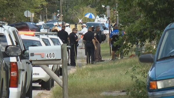 Полиция работает на месте стрельбы в Техасе, где погибли два человека