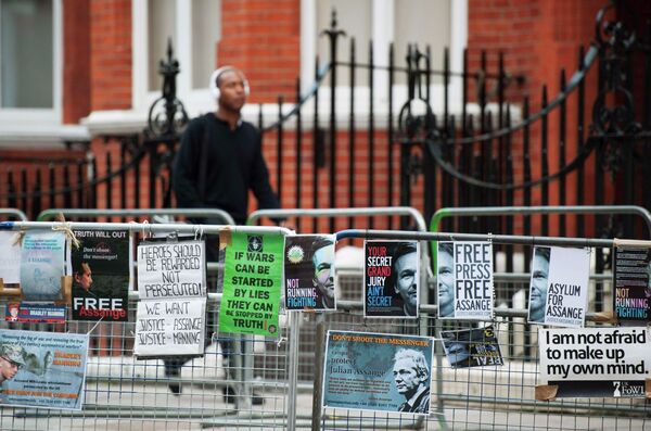 Плакаты с изображением Джулиана Ассанжа напротив посольства Эквадора в Лондоне