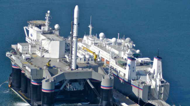 Cтартовая платформа Odissey и командное судно Sea Launch Commander в порту Лонг-Бич (Калифорния)