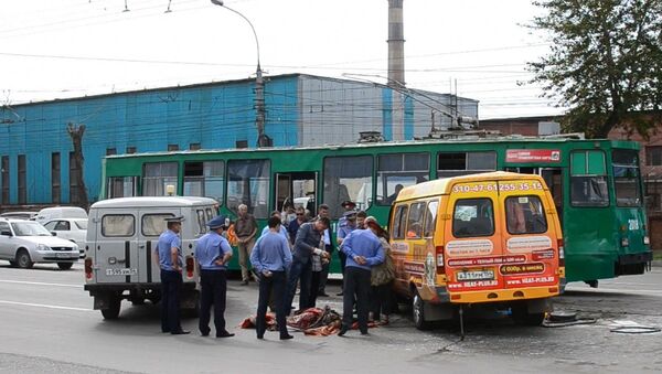 Маршрутка столкнулась с трамваем в Новосибирске. Кадры с места ДТП