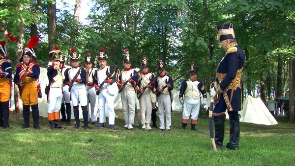 Русская пехота в мундирах 1812 года смыкает строй для штыковой атаки