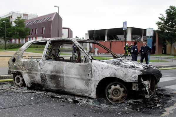 Последствия беспорядков в городе Амьен на севере Франции