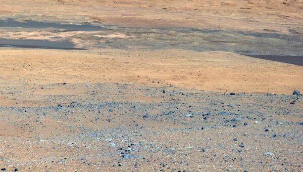 Цветное изображение поверхности кратера Гейл и подножий горы Эолида, полученное камерами Curiosity 