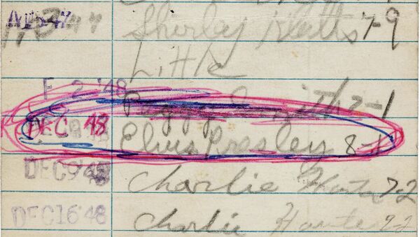 Абонементная карточка школьной библиотеки Хьюмс-Хай в Мемфисе с подписью Элвиса Пресли. Архив