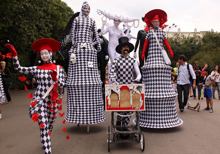 Фестиваль уличных театров в Москве