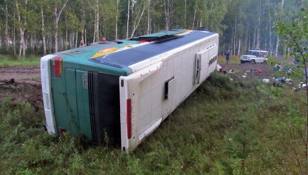 Автобус с туристами опрокинулся в Омской области