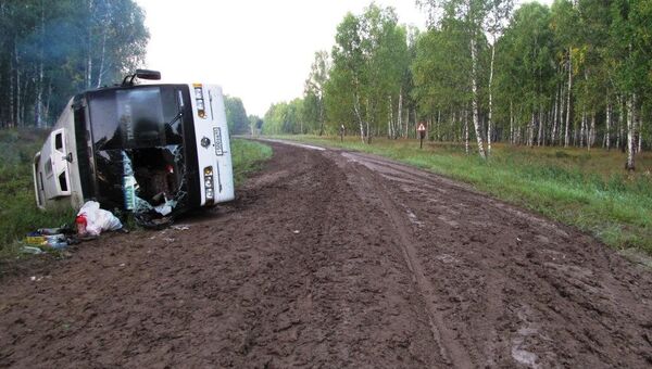 Автобус с туристами опрокинулся в Омской области