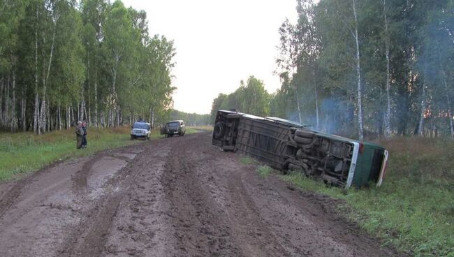 Автобус с туристами опрокинулся в Омской области