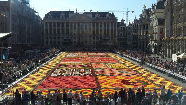 Цветочный ковер на площади Гранд-плас в Брюсселе. Архивное фото