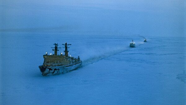 Атомный ледокол Арктика ведет караван судов сквозь льды Карского моря в Северном Ледовитом океане