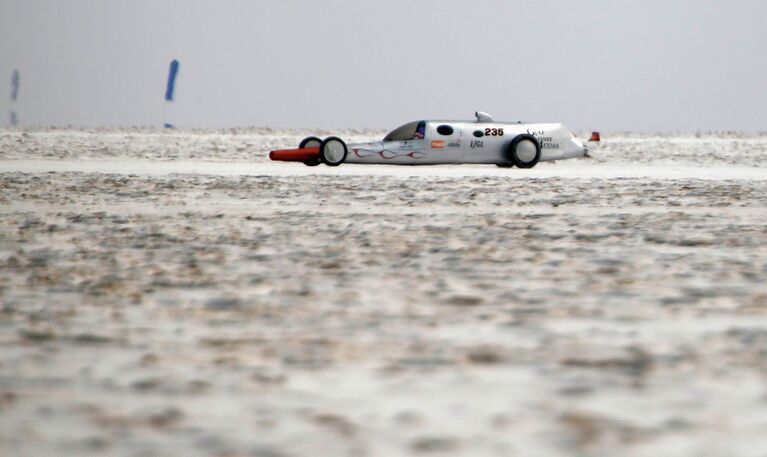 Участник 64-й ежегодной гонки Bonneville SpeedWeek, штат Юта