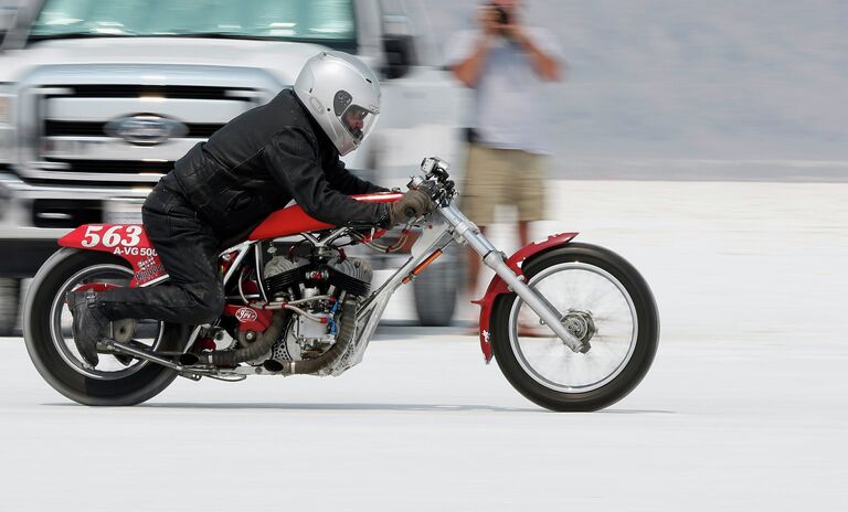 Участник 64-й ежегодной гонки Bonneville SpeedWeek, штат Юта