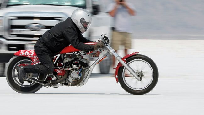 Участник 64-й ежегодной гонки Bonneville SpeedWeek, штат Юта