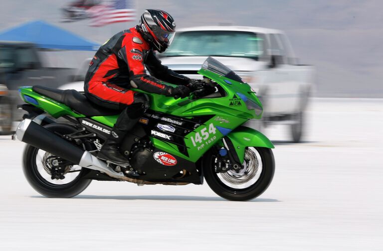 Участник 64-й ежегодной гонки Bonneville SpeedWeek, штат Юта