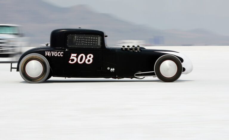 Участник 64-й ежегодной гонки Bonneville SpeedWeek, штат Юта