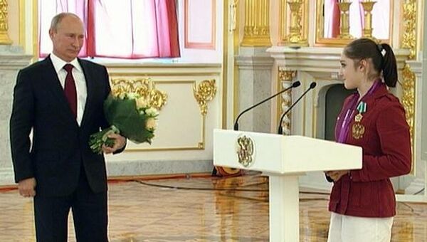 Путин вручил ордена олимпийцам и попросил их навестить школьников