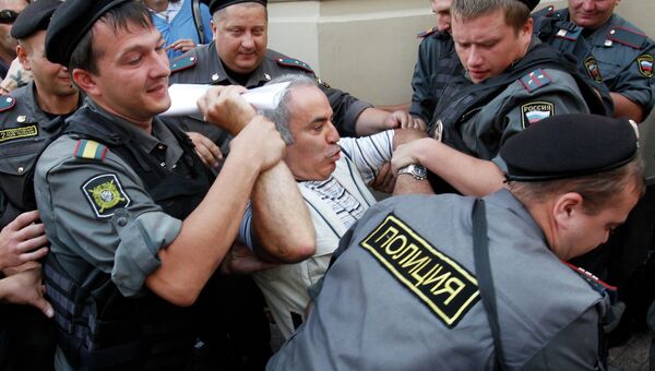 Гарри Каспаров у здания суда, где проходит оглашение приговора по делу группы Pussy Riot