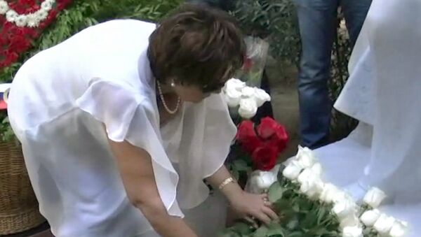 Букет белых роз принесла Тамара Синявская к памятнику Муслима Магомаева