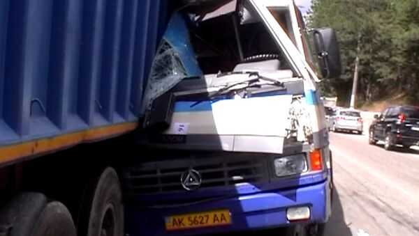 Автобус искорежило после столкновения с грузовиком в Крыму   