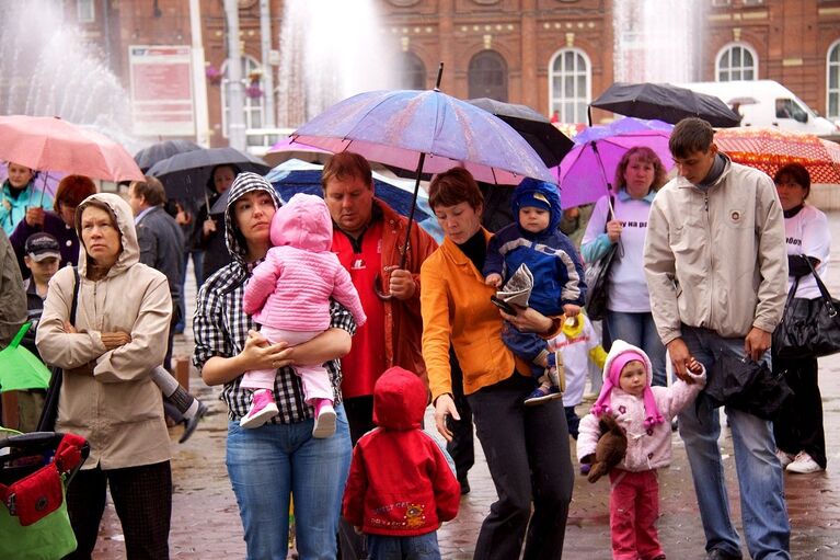 Это уже третья акция протеста. От пикетов перешли к митингу,