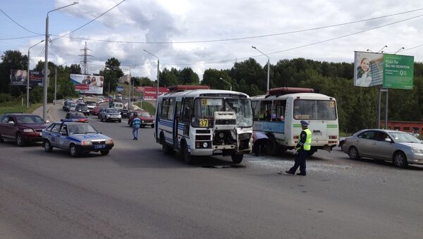 Два автобуса столкнулись в Томске