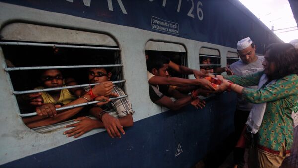 Бегство жителей штата Асам из штата Бангалор в Индии после угроз о расправах