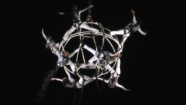 Акробаты крутились на шаре в парке Горького на высоте 20 метров