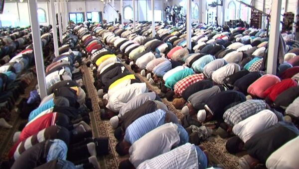 Тысячи мусульман молились в Ураза-байрам в Соборной мечети Москвы