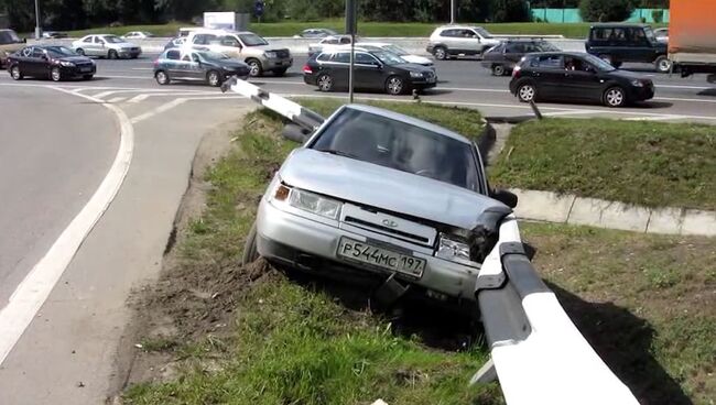 Легковушка влетела в отбойник на 25 километре МКАД