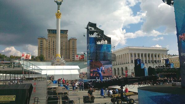 Участники танцевального шоу Майданс репетируют на киевском Крещатике