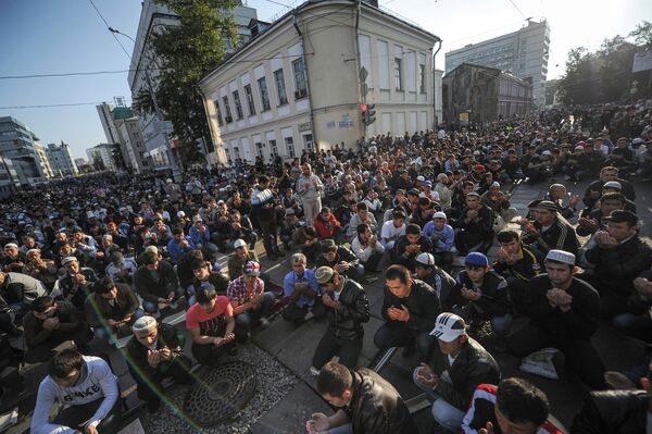 Московские мусульмане принимают участие в утренней молитве по случаю праздника Ураза-байрам