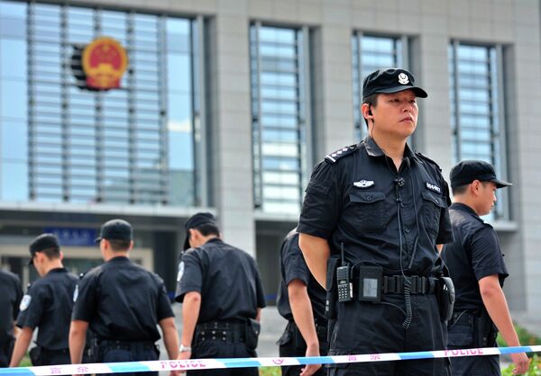 Полиция у здания суда, где проходит заседание по делу Гу Кайлай
