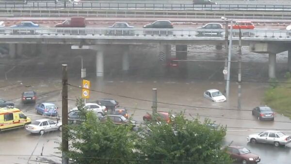 Ливневые дожди остановили автомобильное движение в Казани