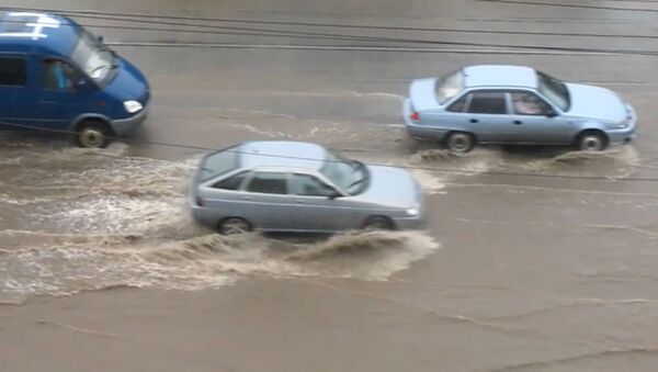 Ливневые дожди затопили улицы Казани и парализовали движение