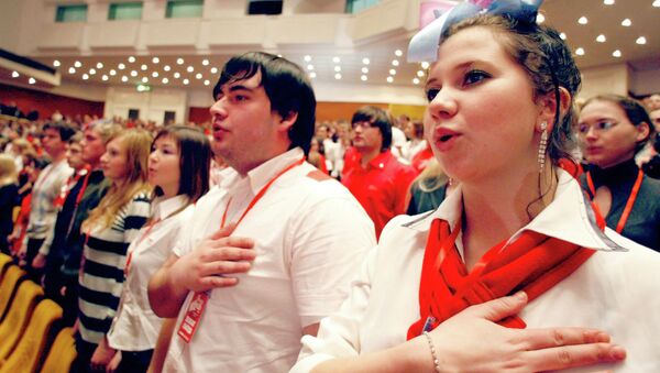 Молодые люди поют гимн Российской Федерации
