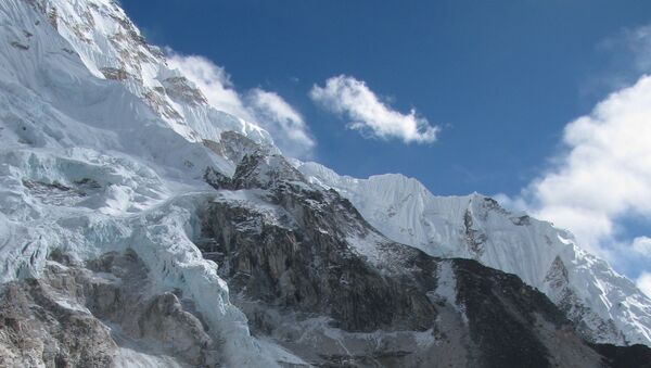 Один из гималайских ледников в окрестностях вершины Джомолунгмы (Эвереста)