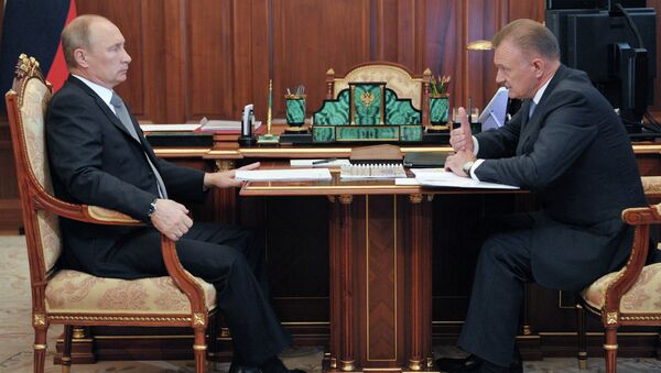 Президент РФ Владимир Путин (слева) в Кремле беседует во время встречи с губернатором Рязанской области Олегом Ковалевым. Архивное фото