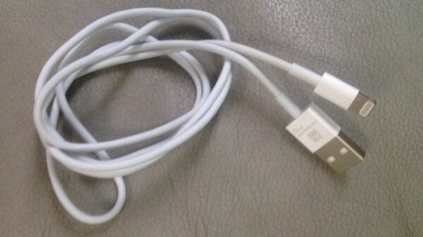 USB-кабель, предположительно для нового поколения смартфонов Apple iPhone