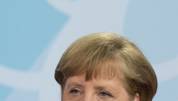Предмет с легковоспламеняющейся жидкостью бросили в кортеж Меркель