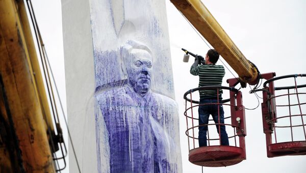 Вандалы осквернили памятник Борису Ельцину в Екатеринбурге