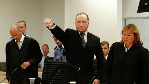 Обвиняемый в терроризме Андерс Брейвик в зале суда, 24 августа 2012
