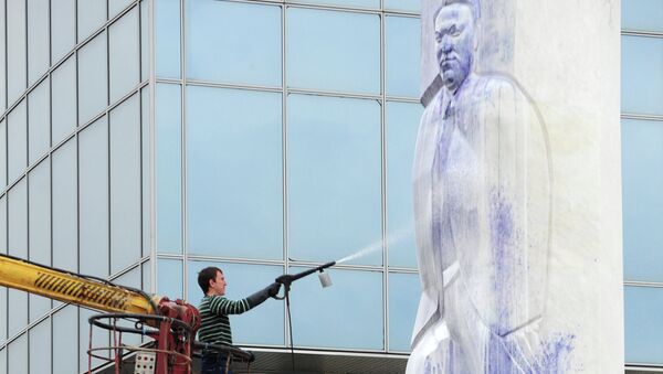 Вандалы осквернили памятник Борису Ельцину в Екатеринбурге
