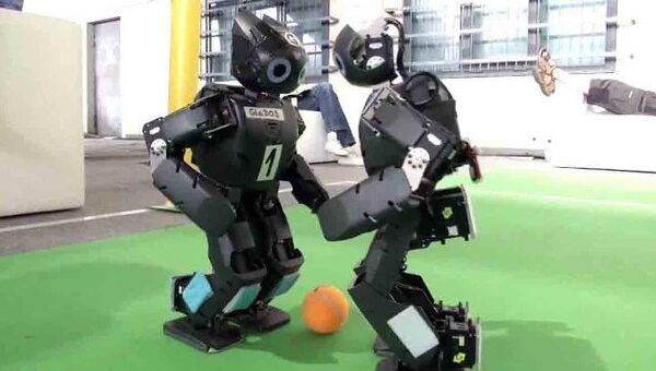 Роботы танцуют и играют в футбол на выставке в Германии