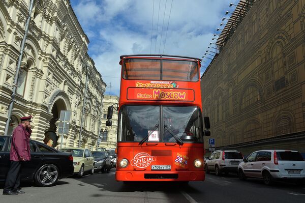 Автобусные экскурсии по москве от красной. Экскурсионный автобус по Москве. Экскурсионный красный автобус по Москве. Красные автобусы экскурсии по Москве. Автобус в центре Москвы.