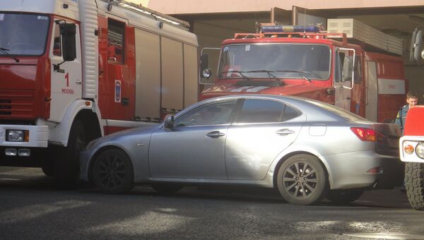 Пожарные заблокировали машину в центре Москвы 