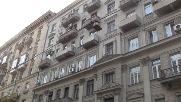 Сын актера Певцова выпал из окна в центре Москвы. Видео с места ЧП