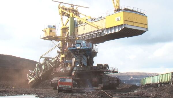 Гигантские экскаваторы добывают уголь Юрского периода открытым способом