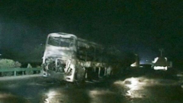 Автобус и цистерна с метанолом столкнулись в Китае. Кадры с места ДТП